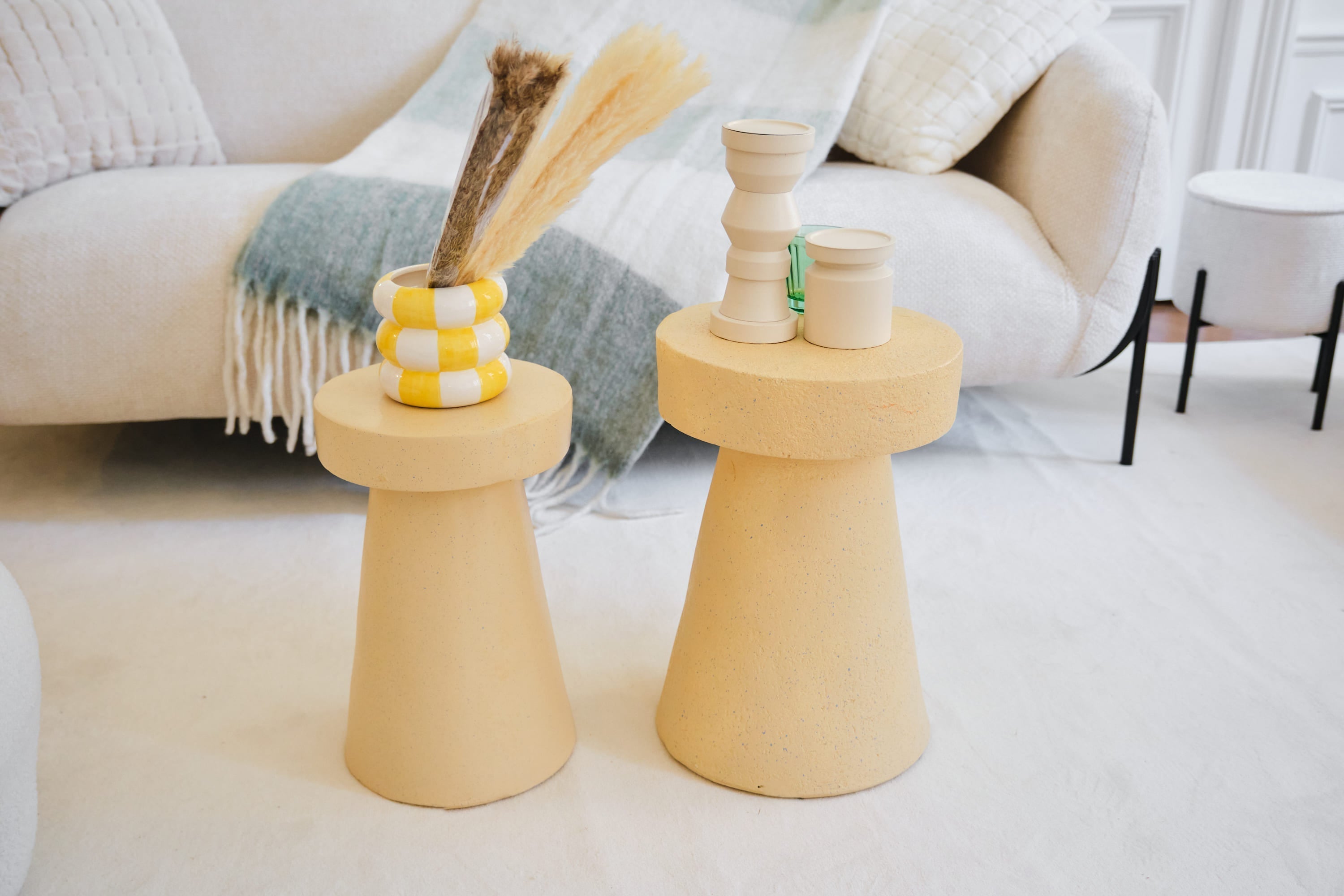 Petite table d’appoint ronde design en magnésie crème Anémone