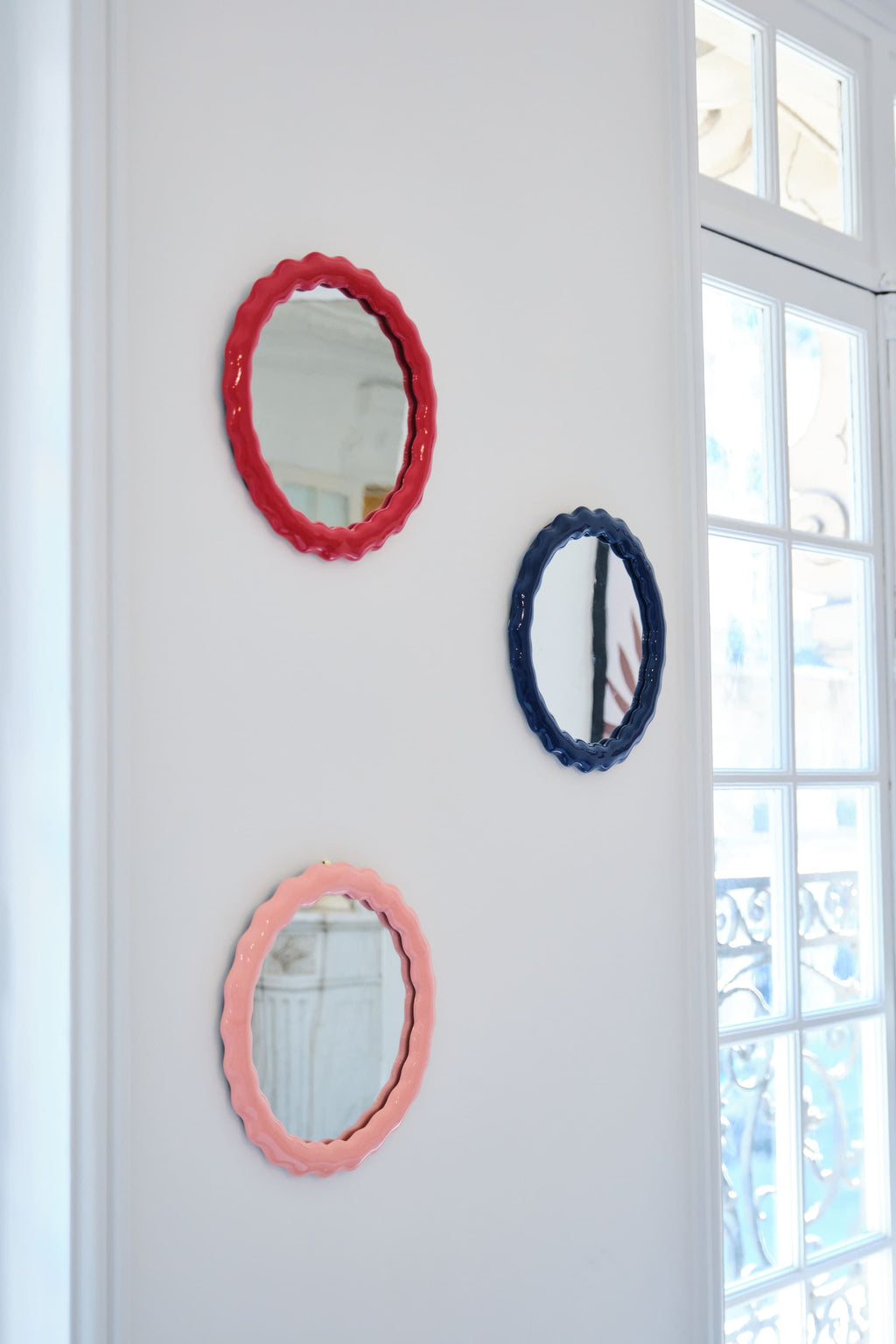 Georgia - Miroir mural design ondulé en céramique rose