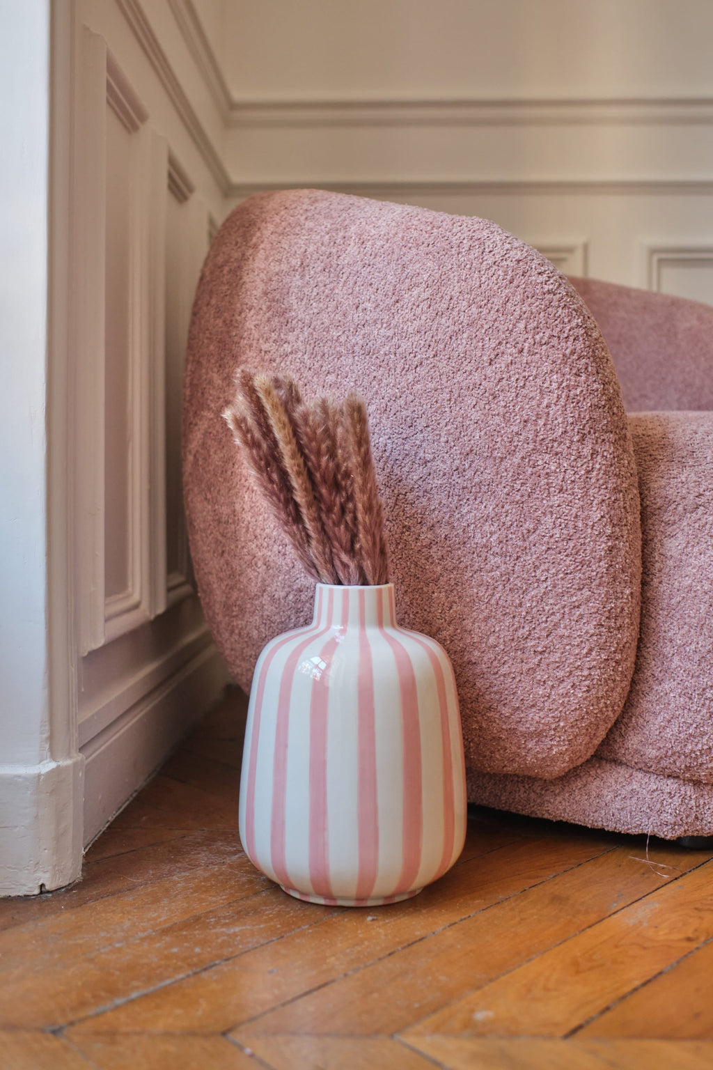 Milan – Vase décoratif rayé rose en céramique