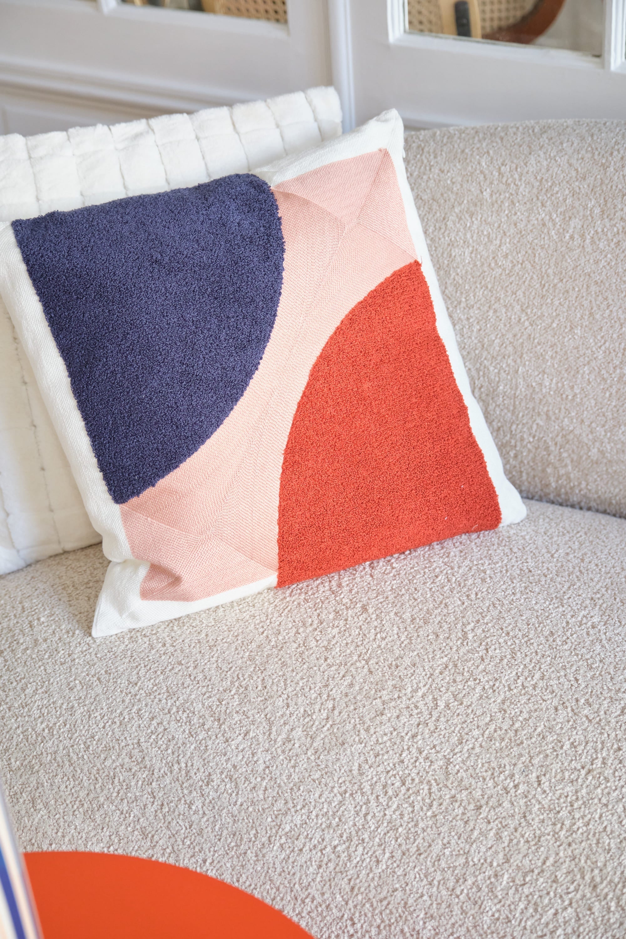 Coussin brodé design moderne coloré Nairobi