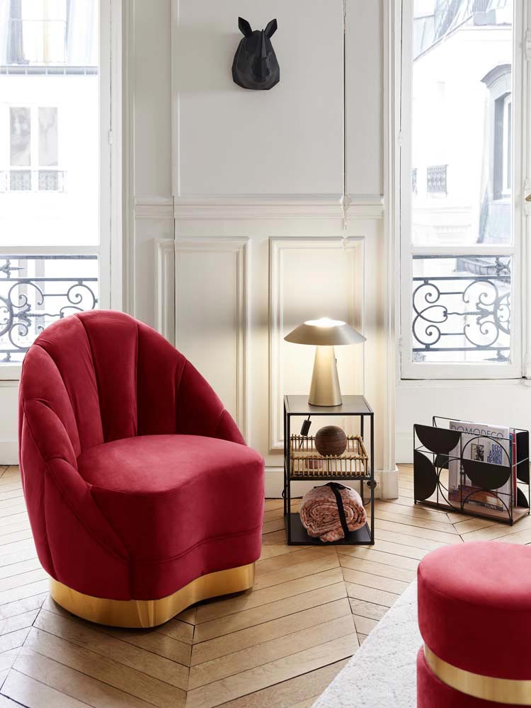 Fauteuil en velours bordeaux, base cerclage doré effet laiton
