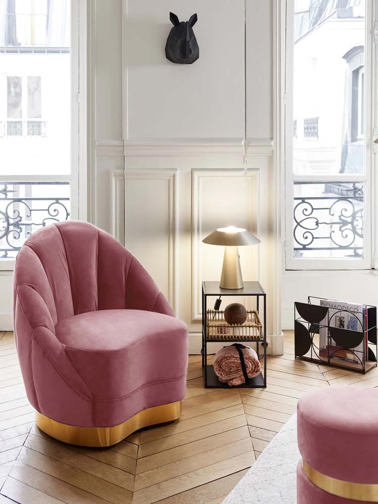 Fauteuil en velours rose vintage, base cerclage doré effet laiton
