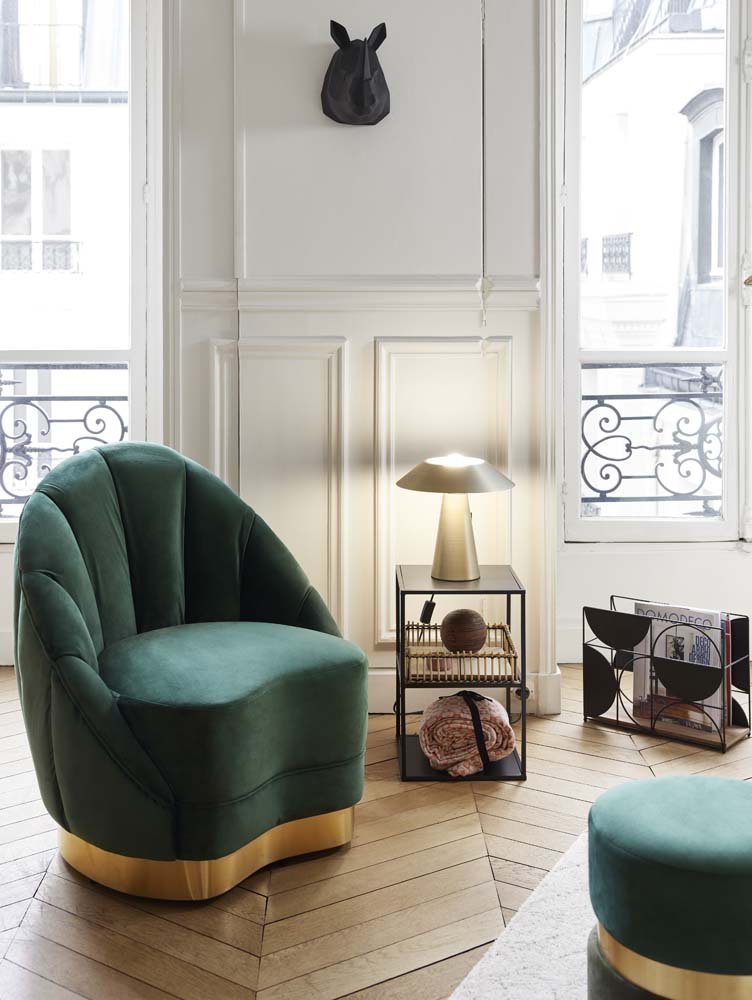 Fauteuil en velours vert sapin, base cerclage doré effet laiton