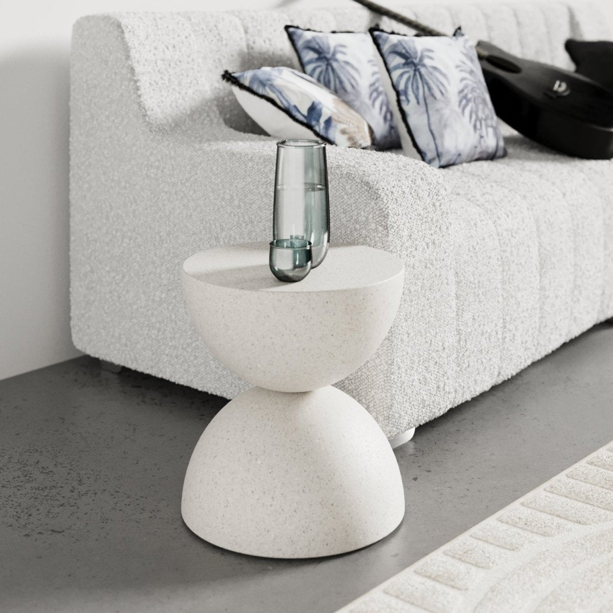 Table d'appoint ronde design en magnésie, gris moucheté Bergamote